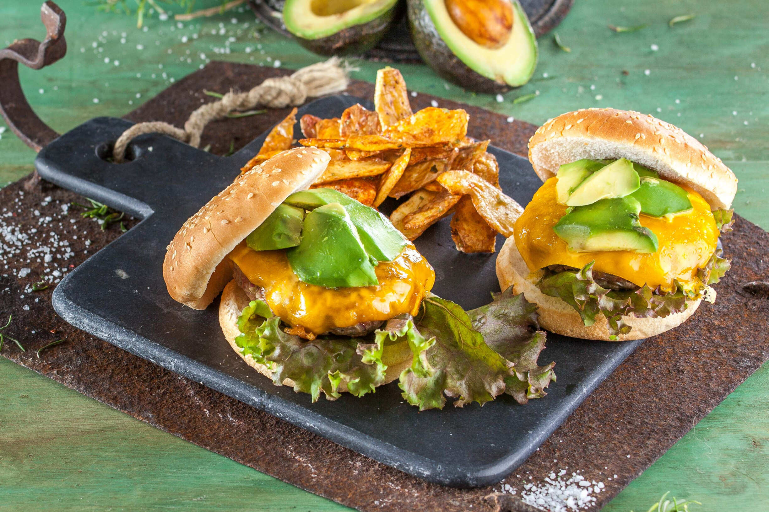 Hambúrguer americano com chips de casca de batata