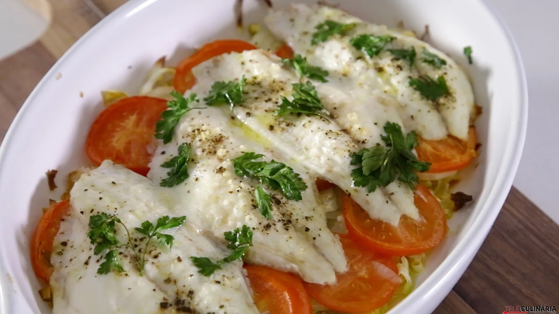 Dourada com cebola e alho-francês