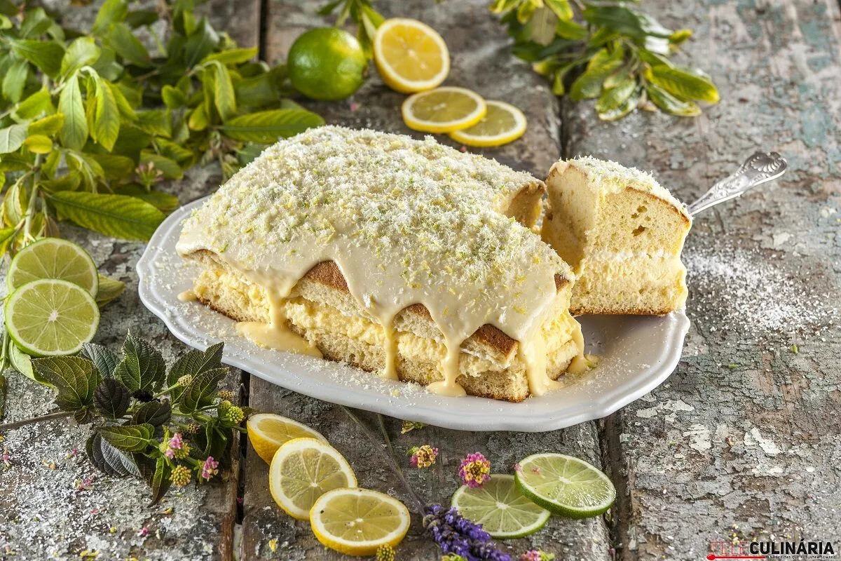 Bolo de limão com creme de coco