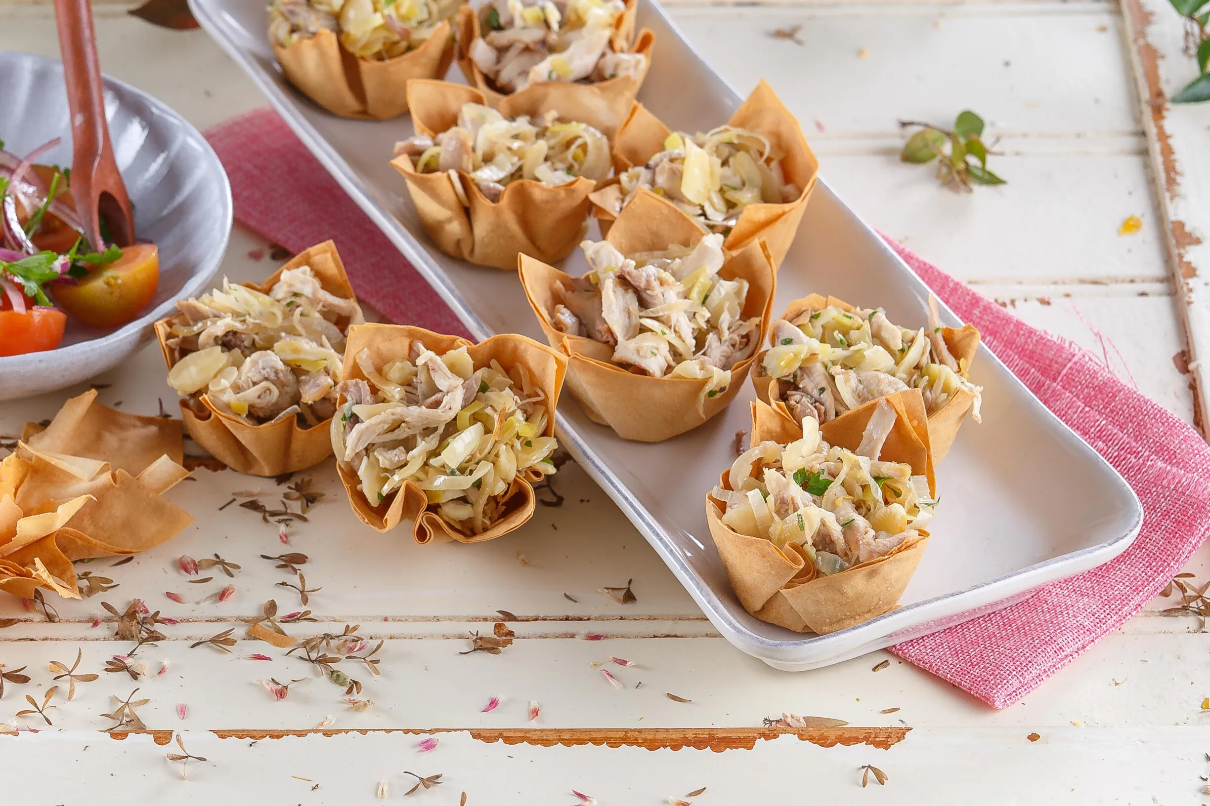 Empadas de massa filo com galinha e amêndoas