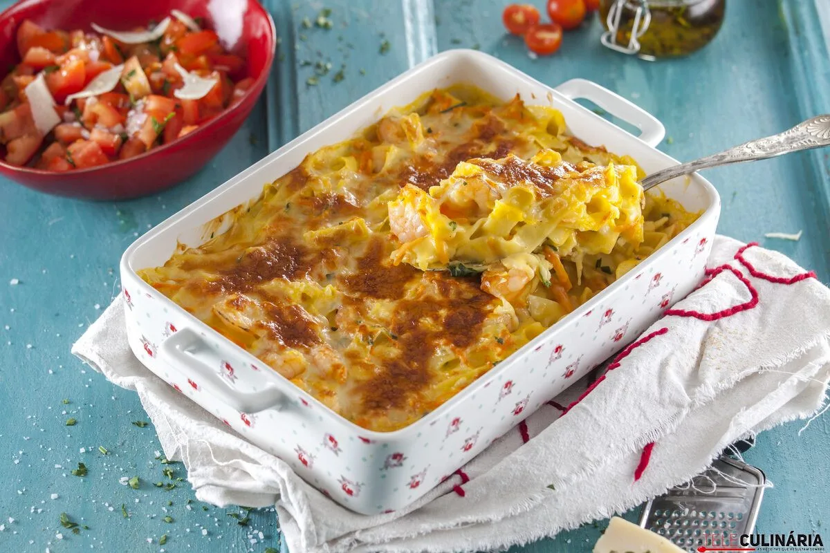 Tagliatelle com camarão e cenoura