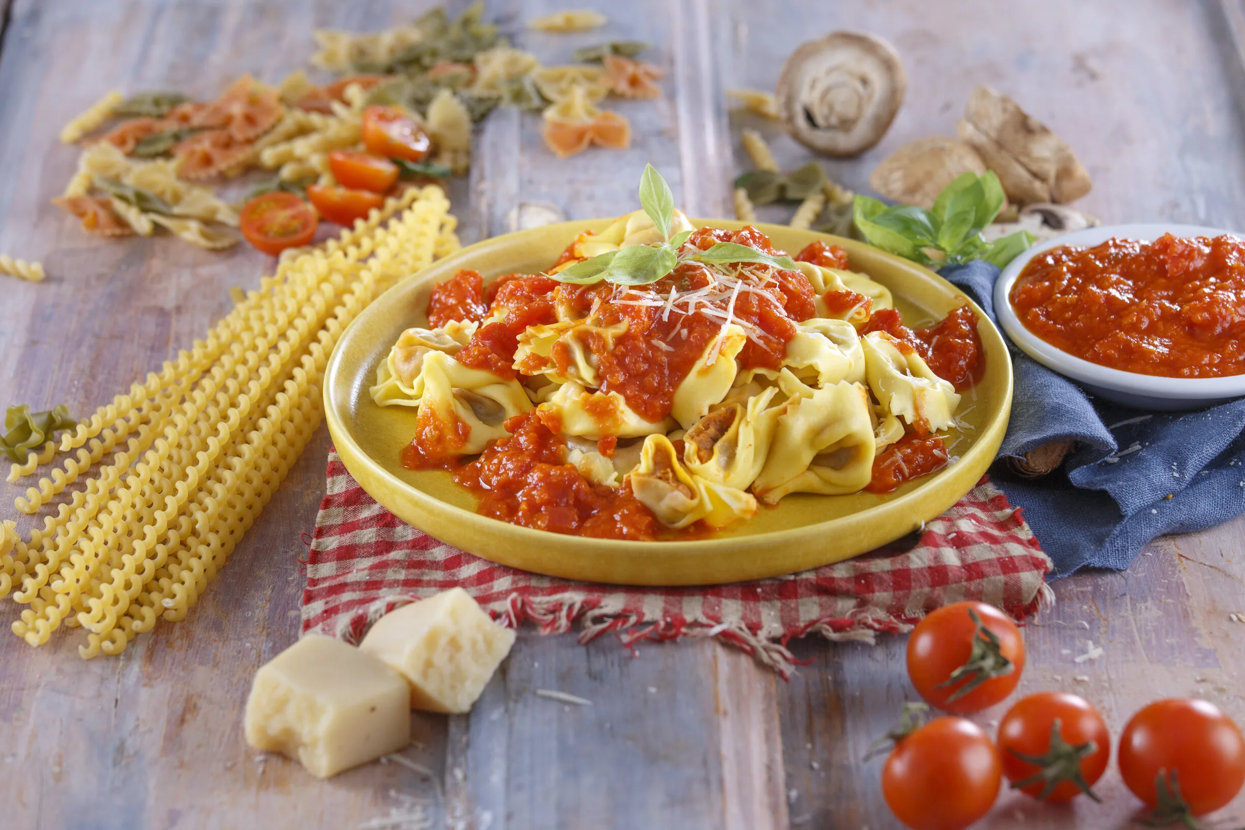 Tortellini de carne com molho de tomate