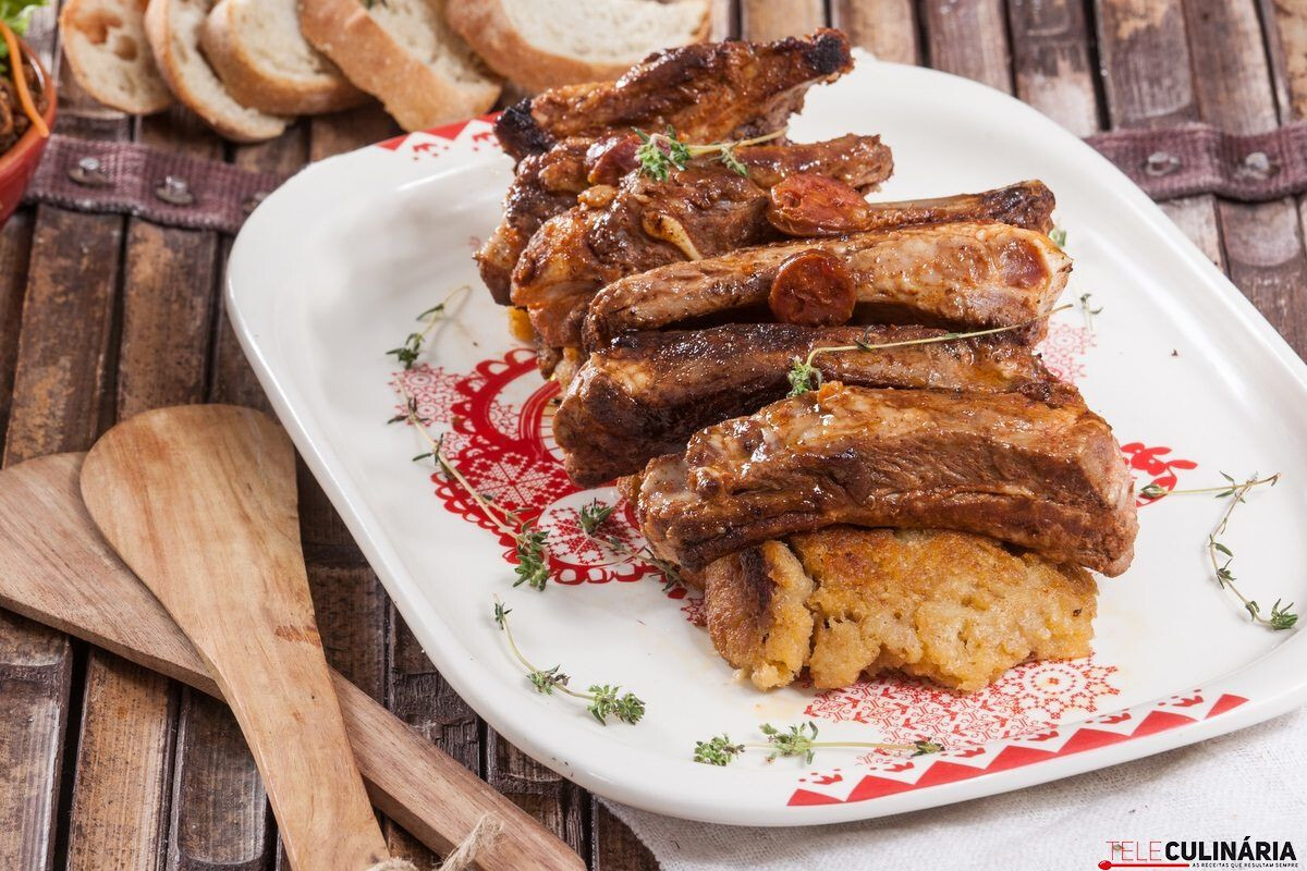 Entrecosto frito com migas à alentejana