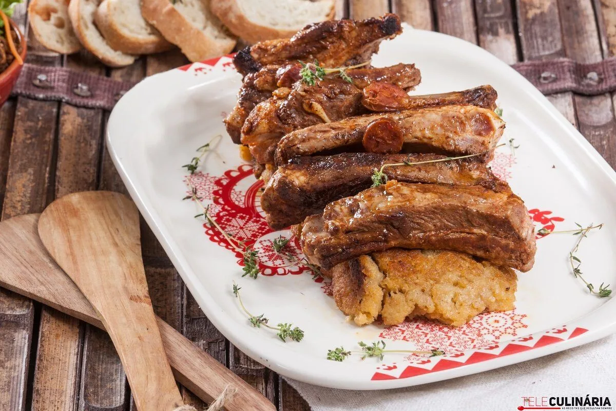 Entrecosto frito com migas à alentejana