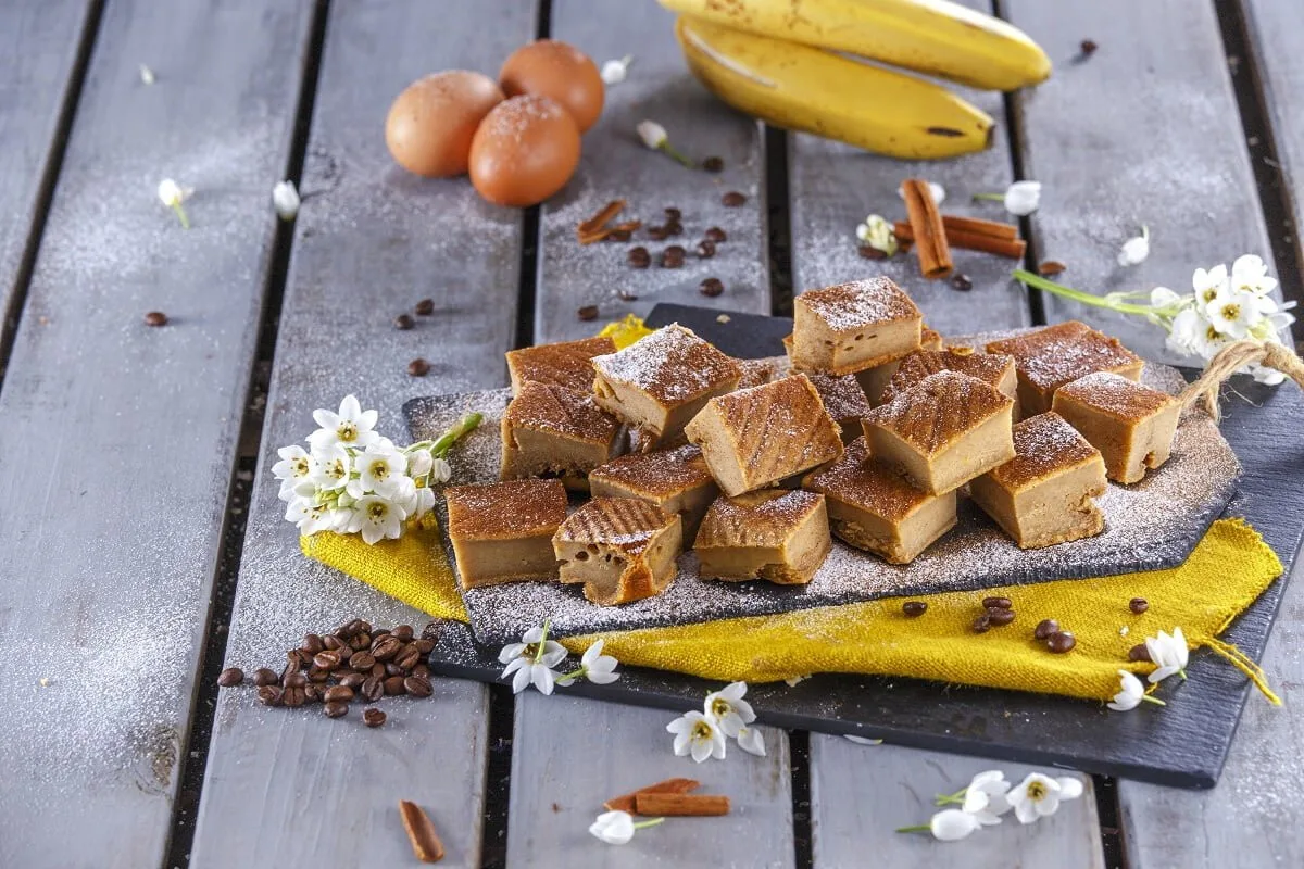 Quadradinhos de banana e café