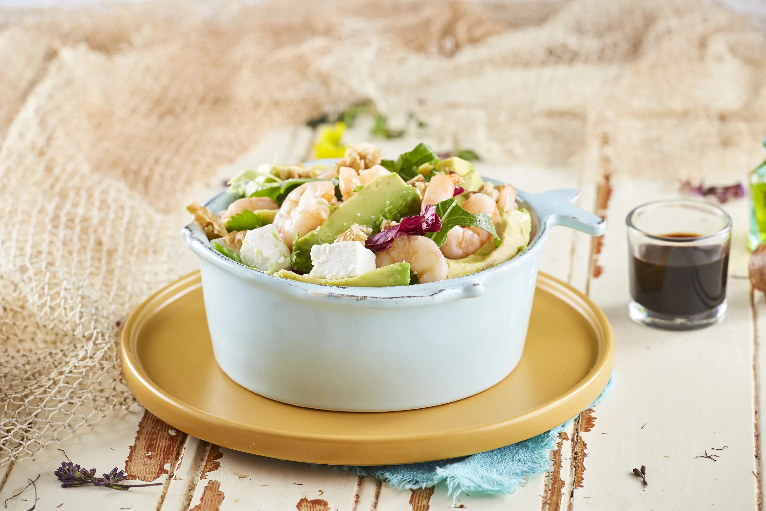 Salada de abacate e camarão