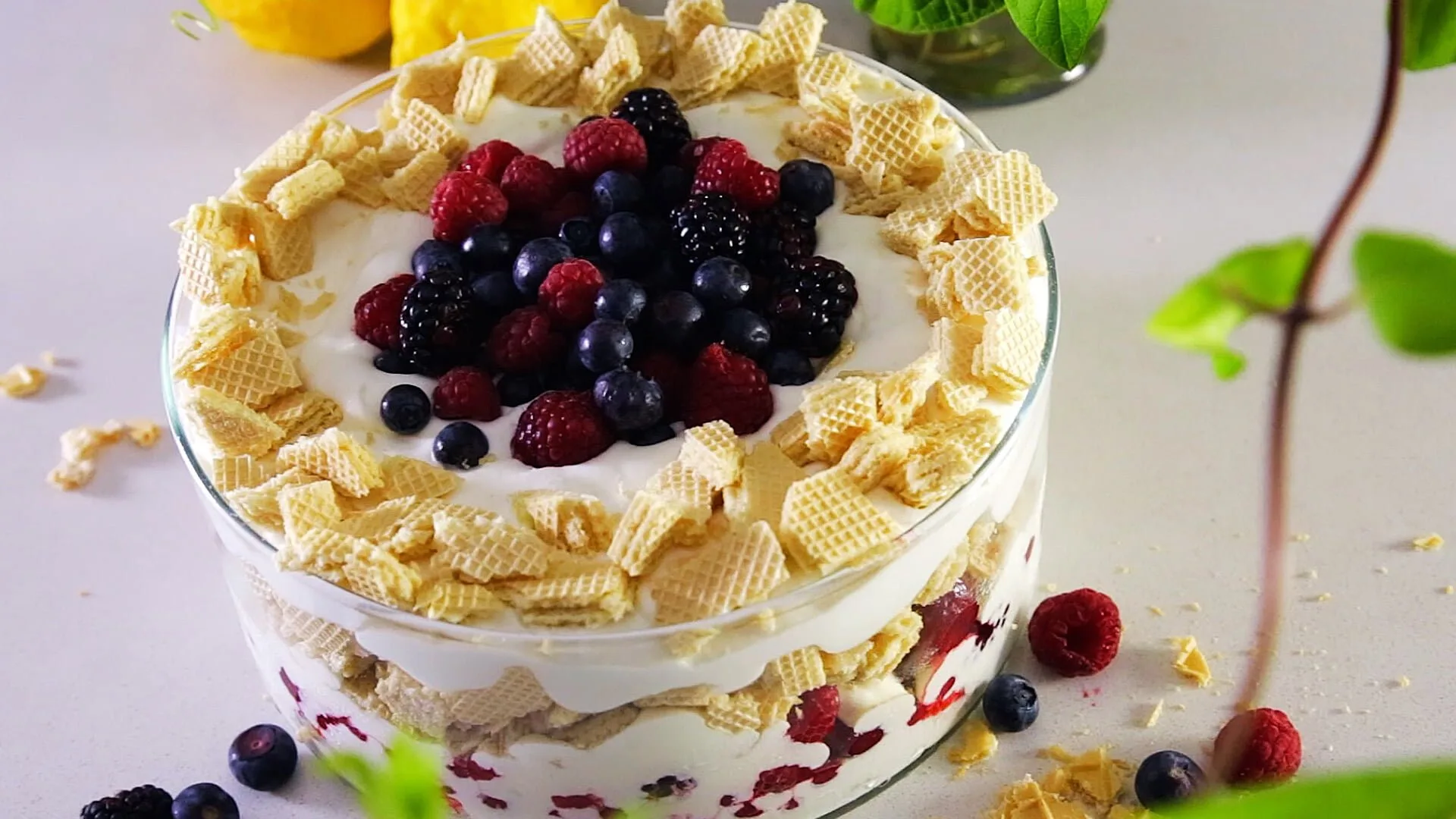 Trifle de limão com frutos do bosque receita fácil