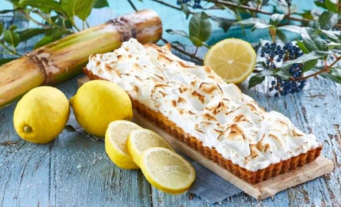 Tarte caseira de limão merengada