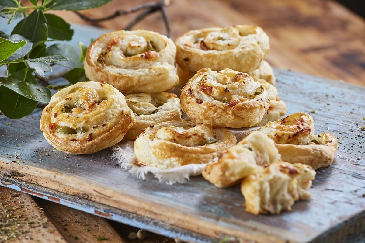 Folhados de salmão e azeitonas