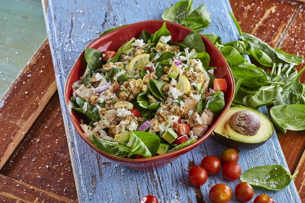 Salada de frango com espinafre, abacate e morango