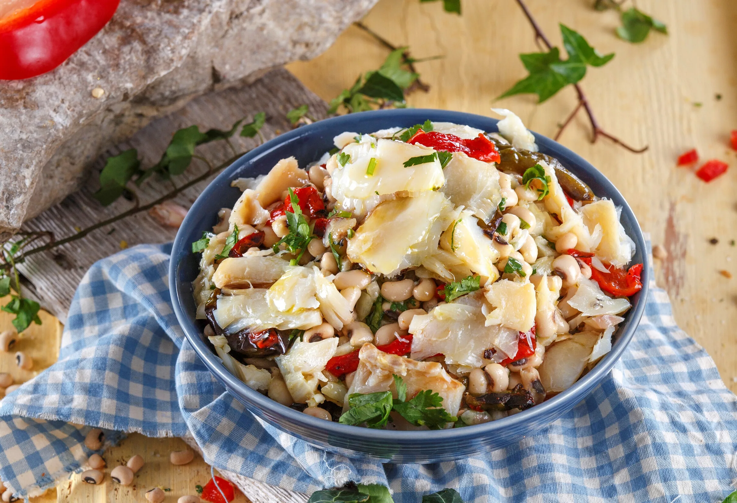 Salada de feijão-frade com bacalhau