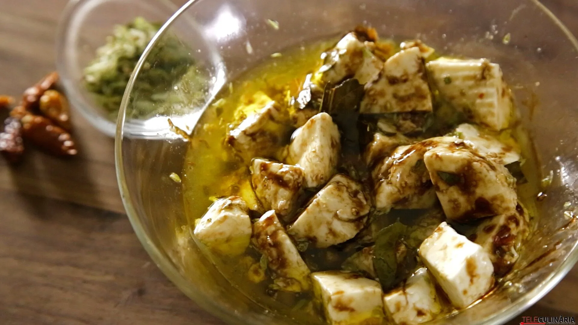 Queijo fresco marinado em azeite