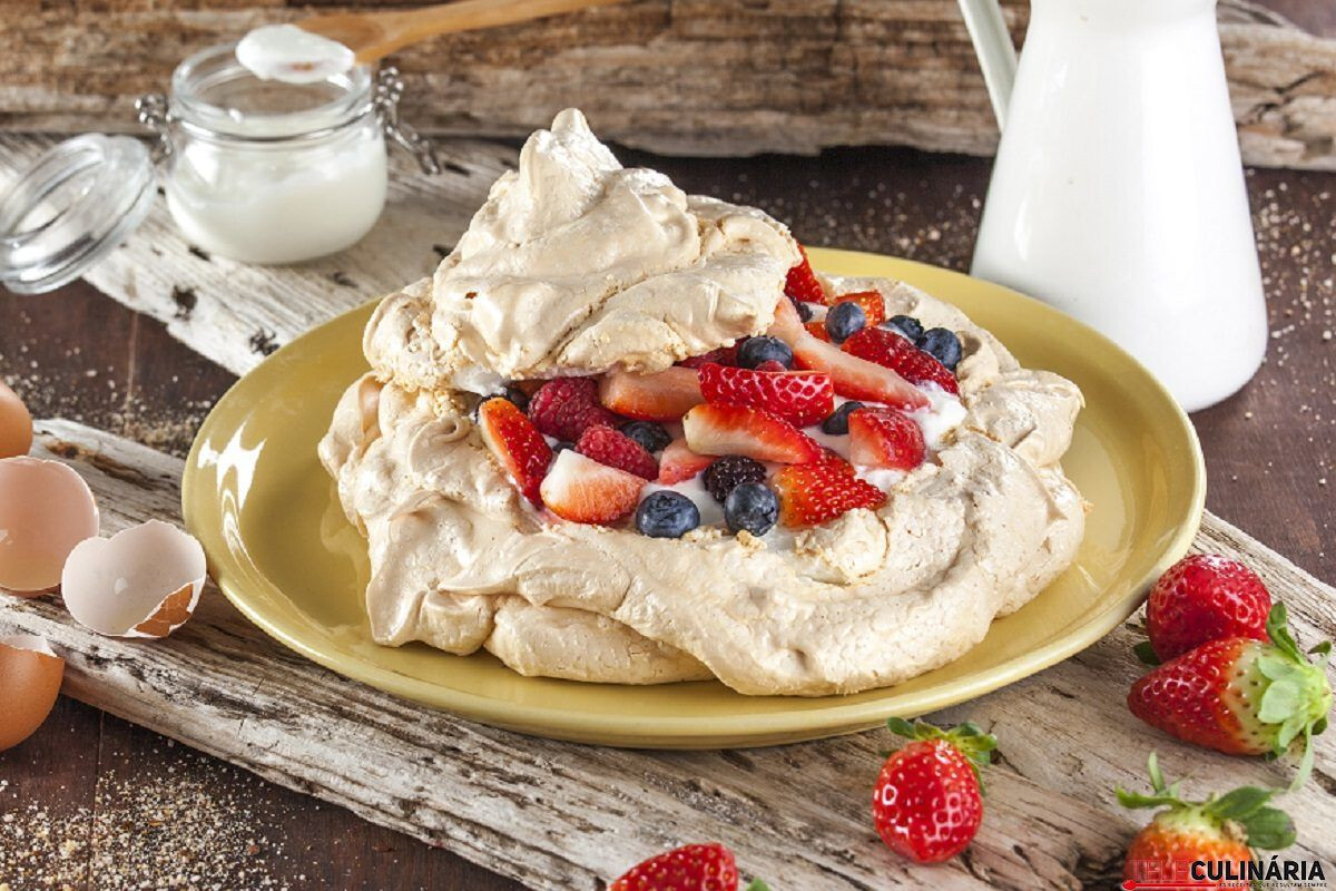 Suspiro gigante com frutos vermelhos e iogurte grego