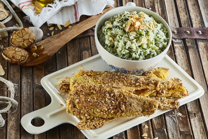 Filetes crocantes no forno com arroz de espinafres
