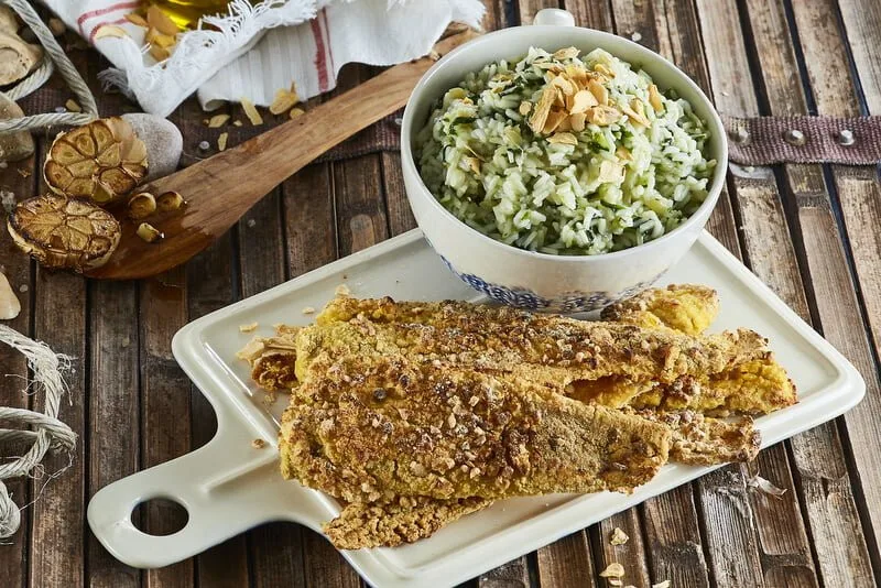 Filetes crocantes no forno com arroz de espinafres