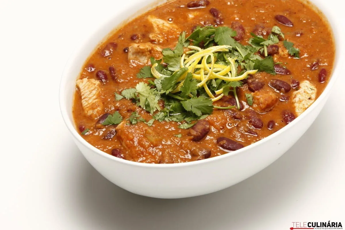 Guisado de peru com feijão encarnado