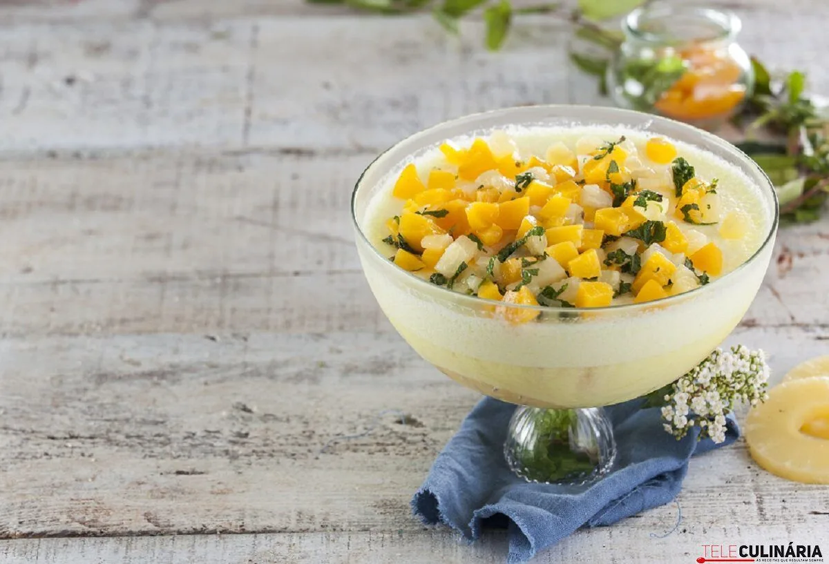 Semifrio de pêssego e ananás