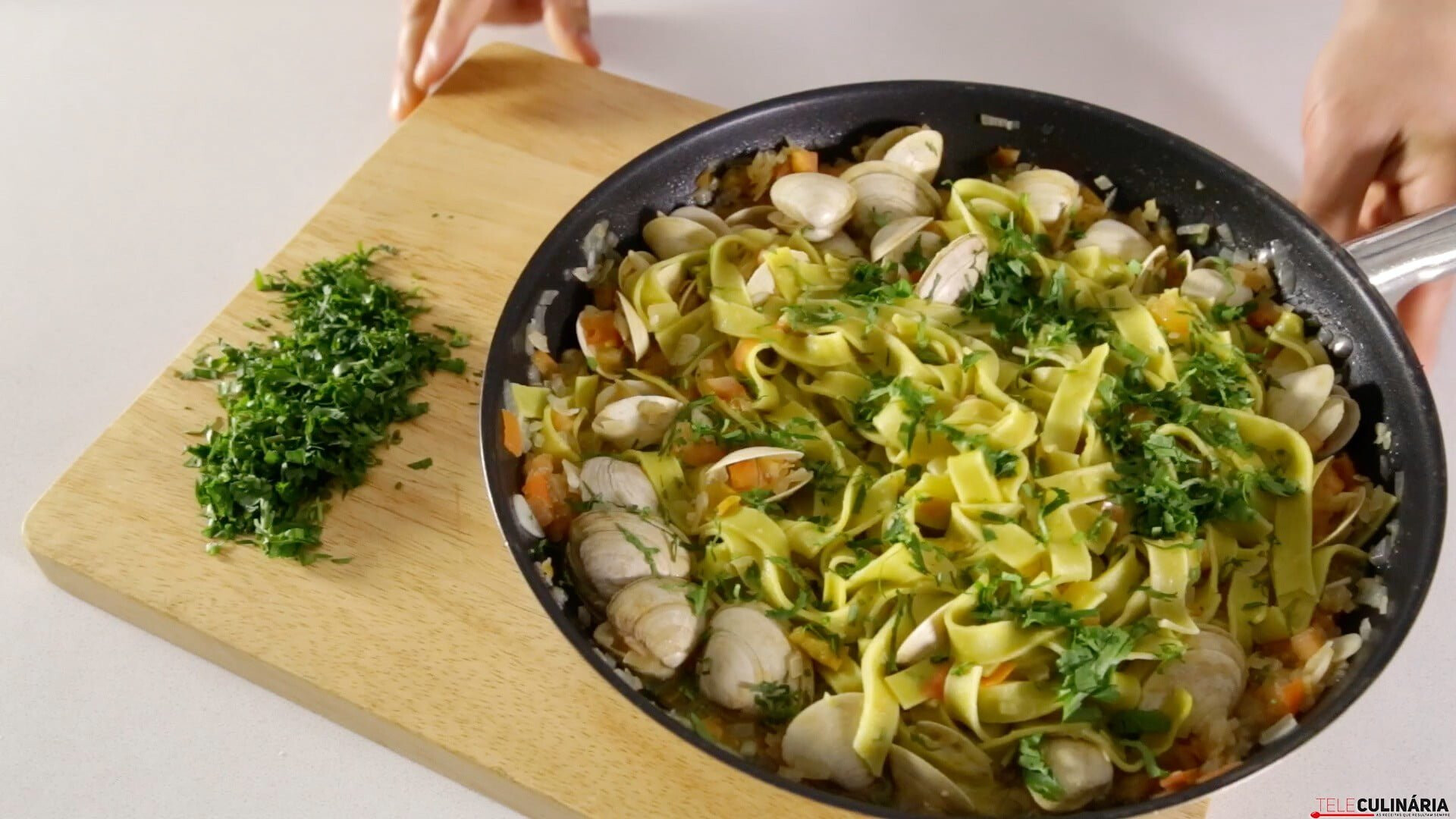 Tagliatelle de amêijoa e coentros