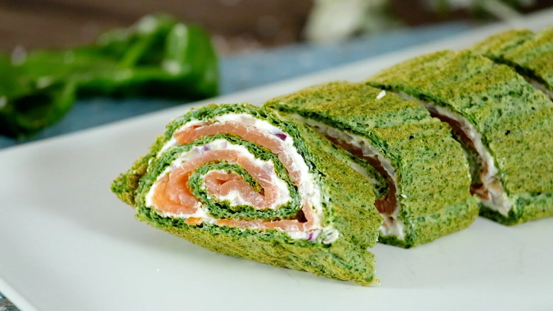 Rolo de salmão com espinafres