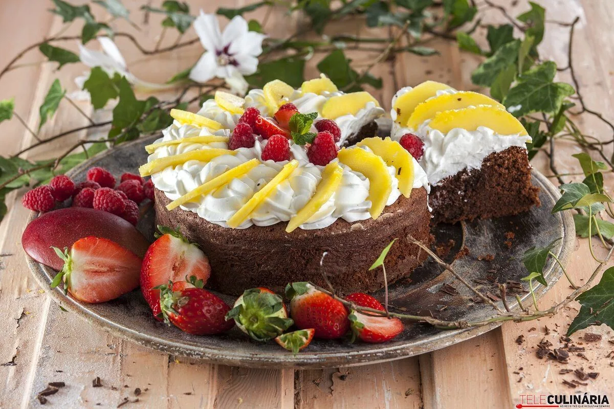 Bolo de chocolate com natas e manga