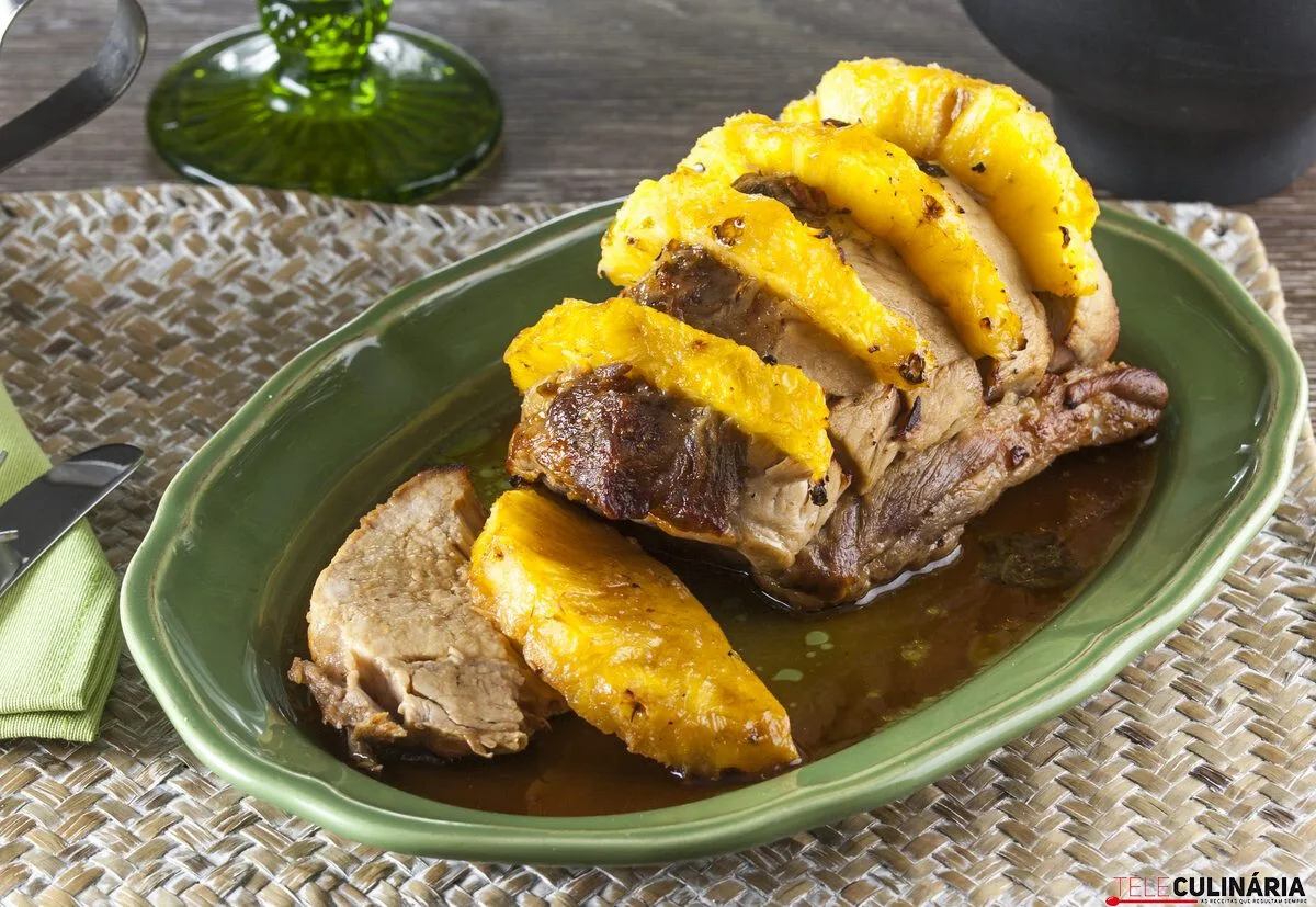 Lombo de porco com ananás e manjericão