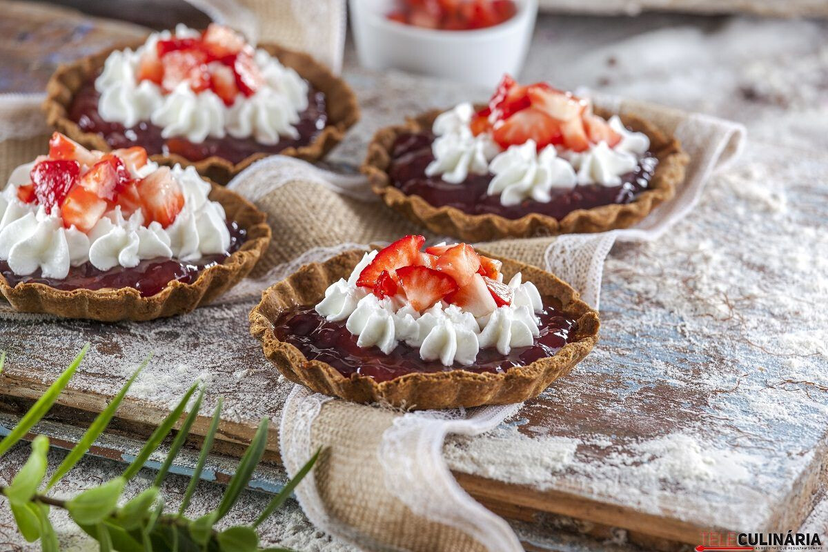 Tartes de massa espelta com chantili e morangos