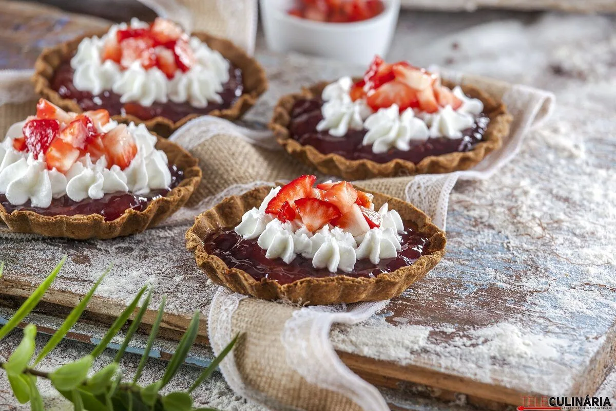 Tartes de massa espelta com chantili e morangos
