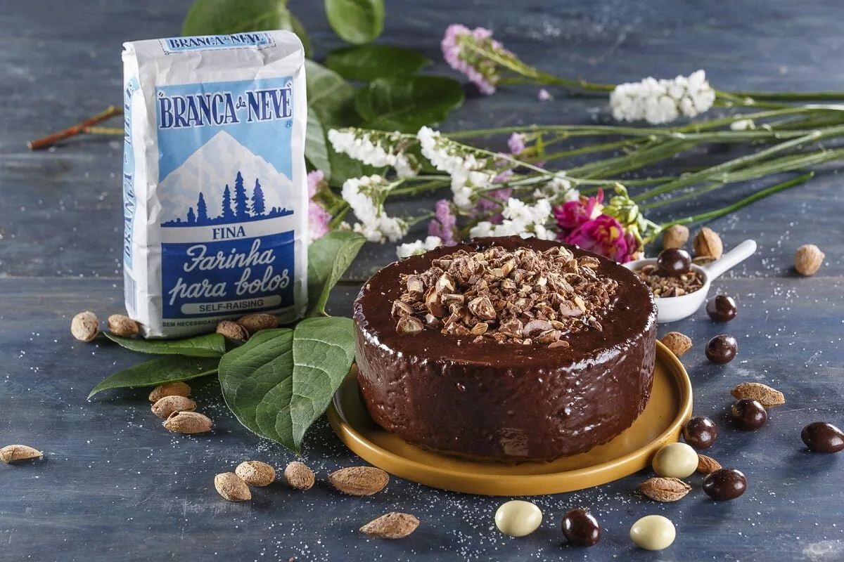 Bolo de Amêndoa com Cobertura de Chocolate – Branca da Neve