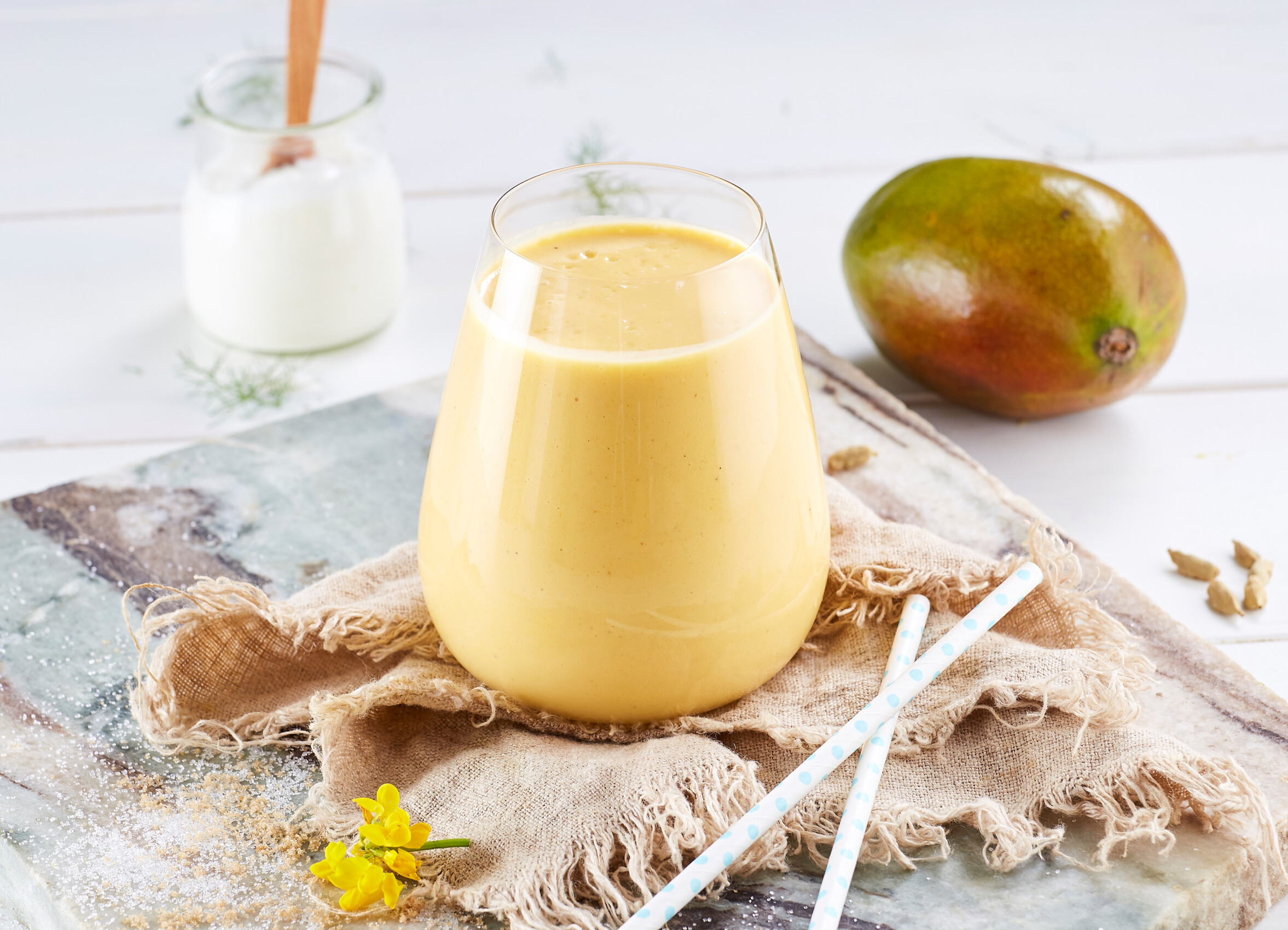 Lassi de manga e iogurte grego