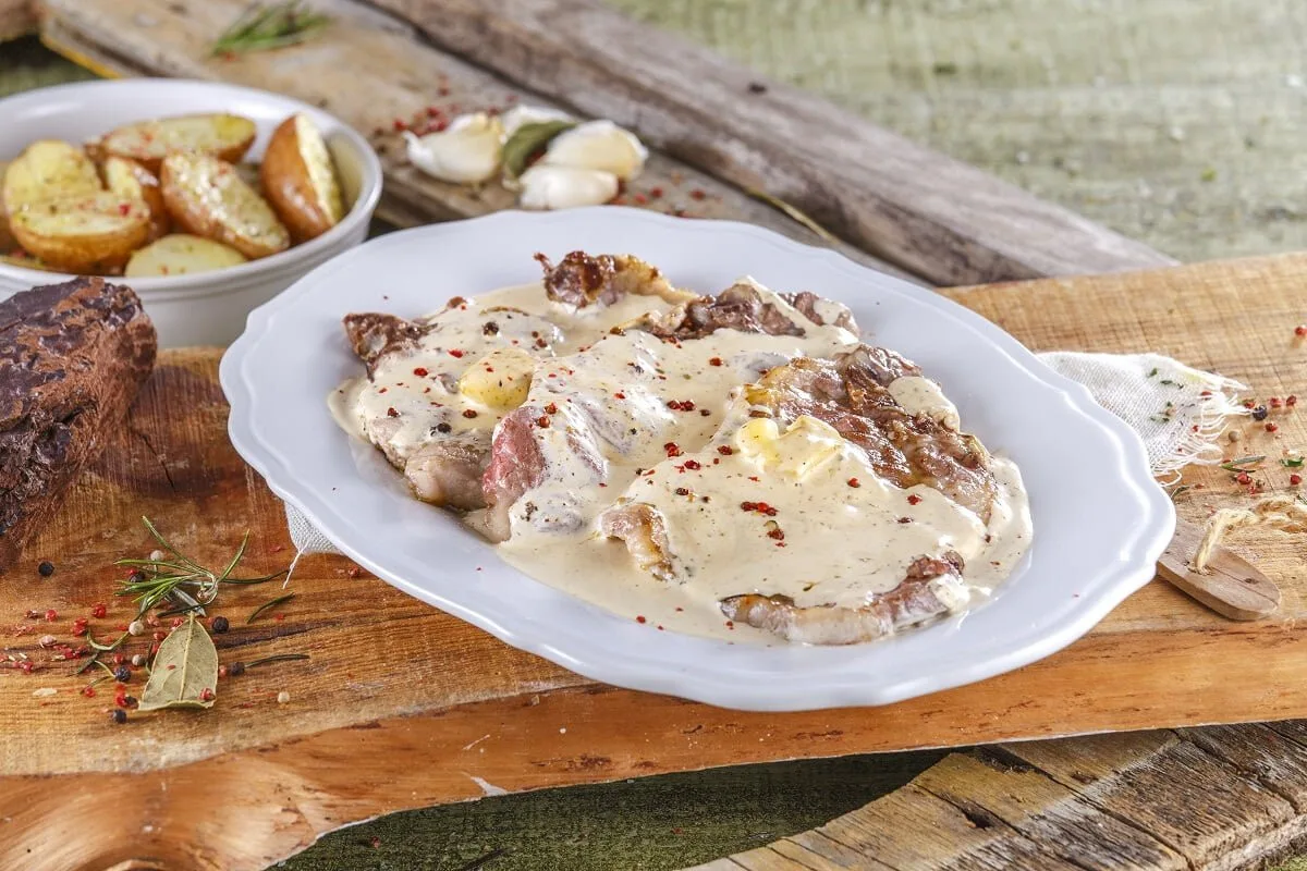 Costeletas cremosas com batata assada