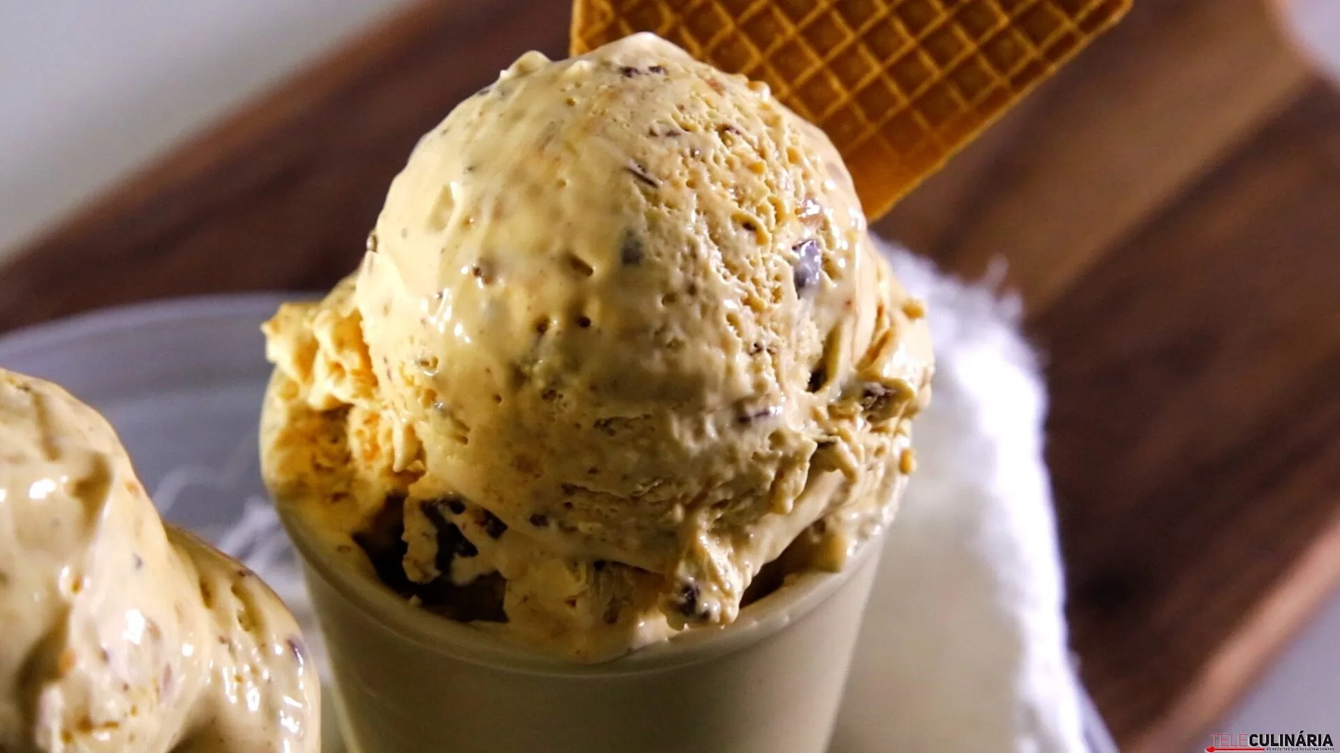 Gelado com moscatel, caramelo e pepitas de chocolate