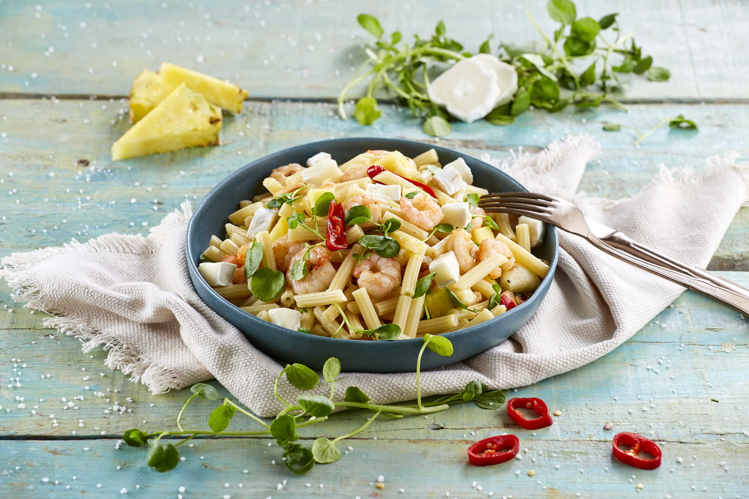 Salada com camarão e queijo de cabra