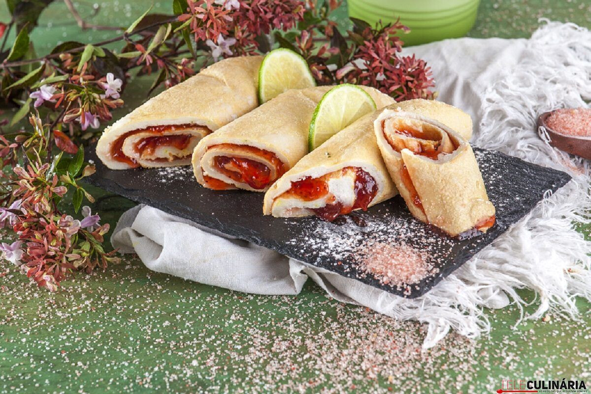 Tortas de claras com doce de morango