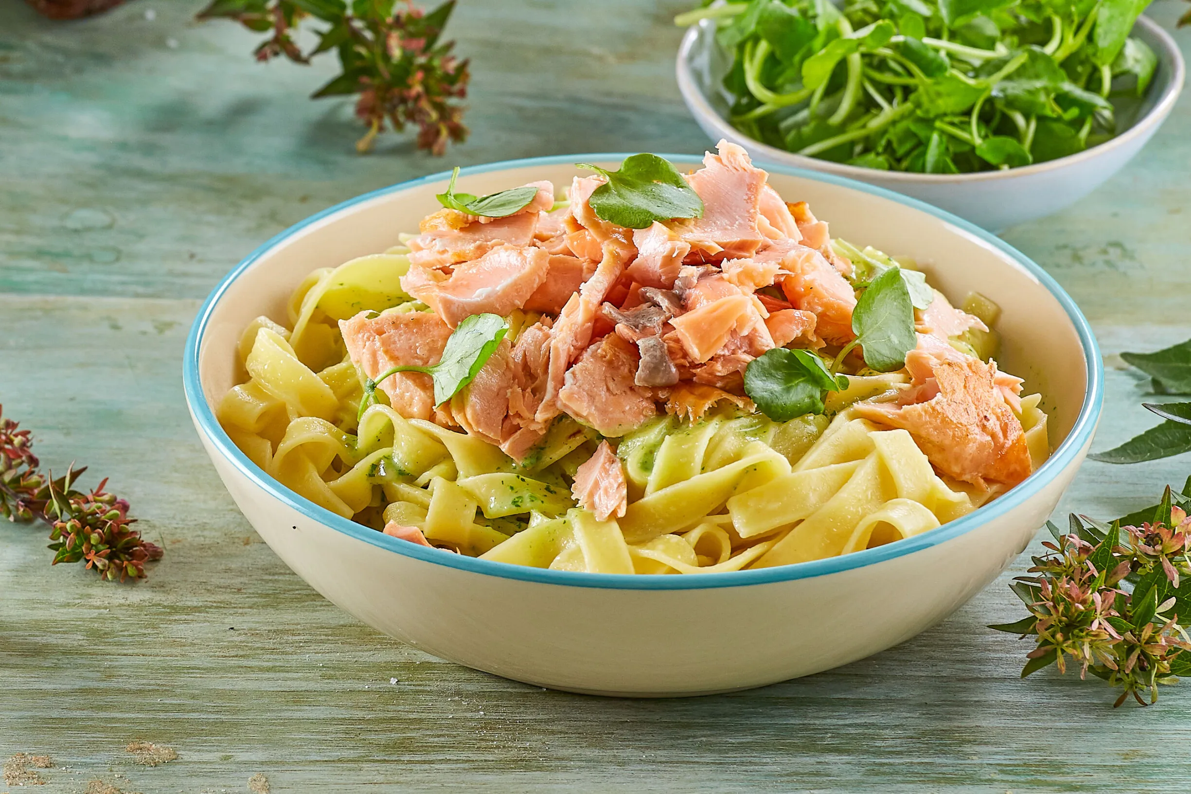 Tagliatelle com salmão e agrião