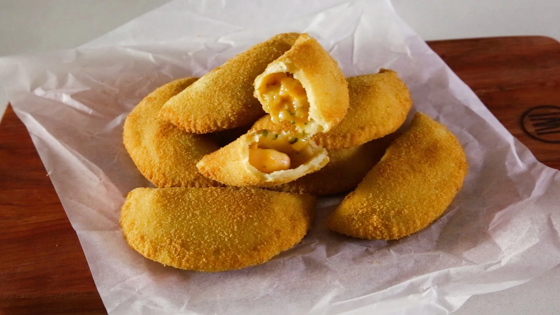 Rissóis de camarão (vídeo)