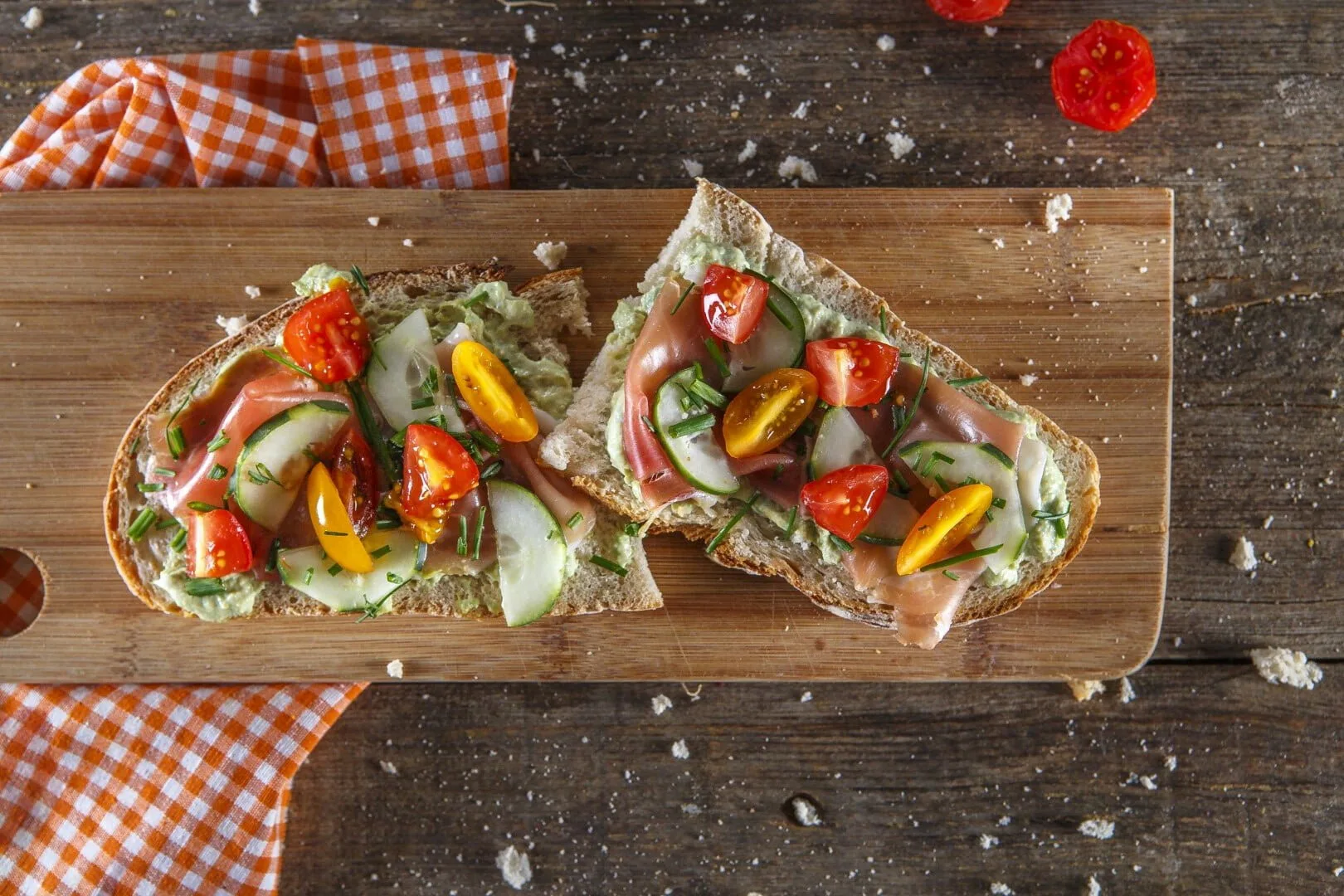 Tosta de presunto e abacate