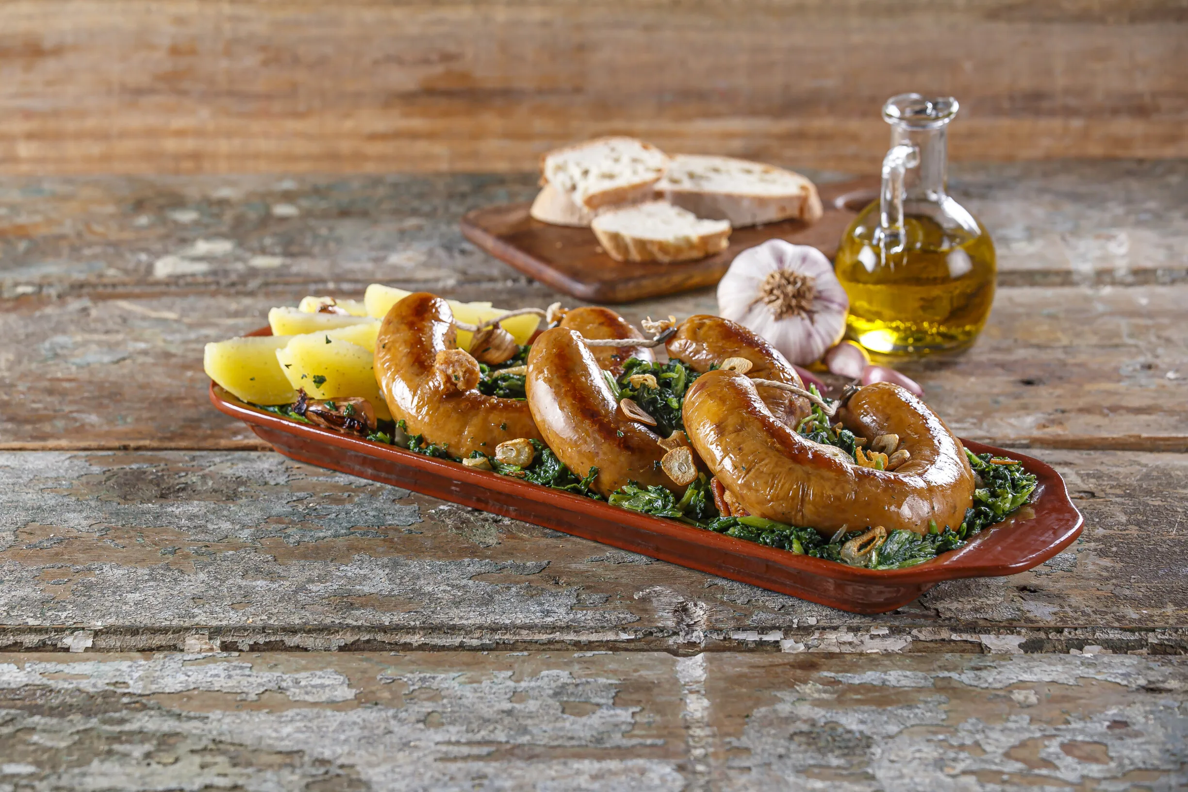 Alheira frita com grelos e batata cozida