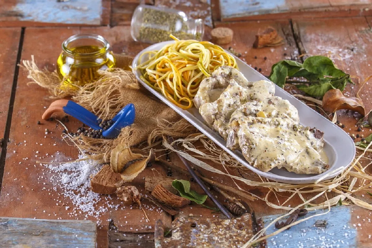 Costeletas de porco com molho de pimenta e orégãos