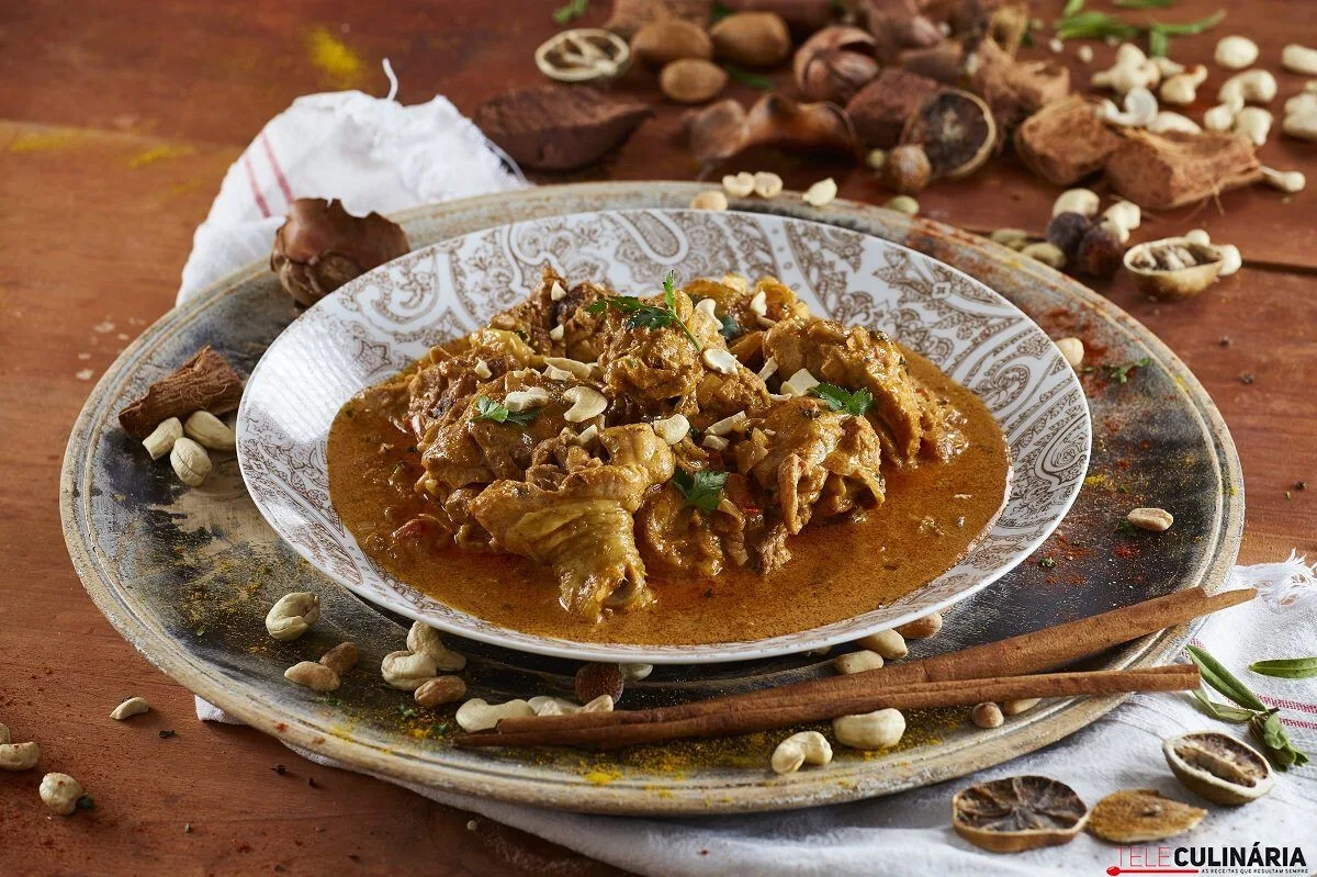 Frango com molho de tomate e caju