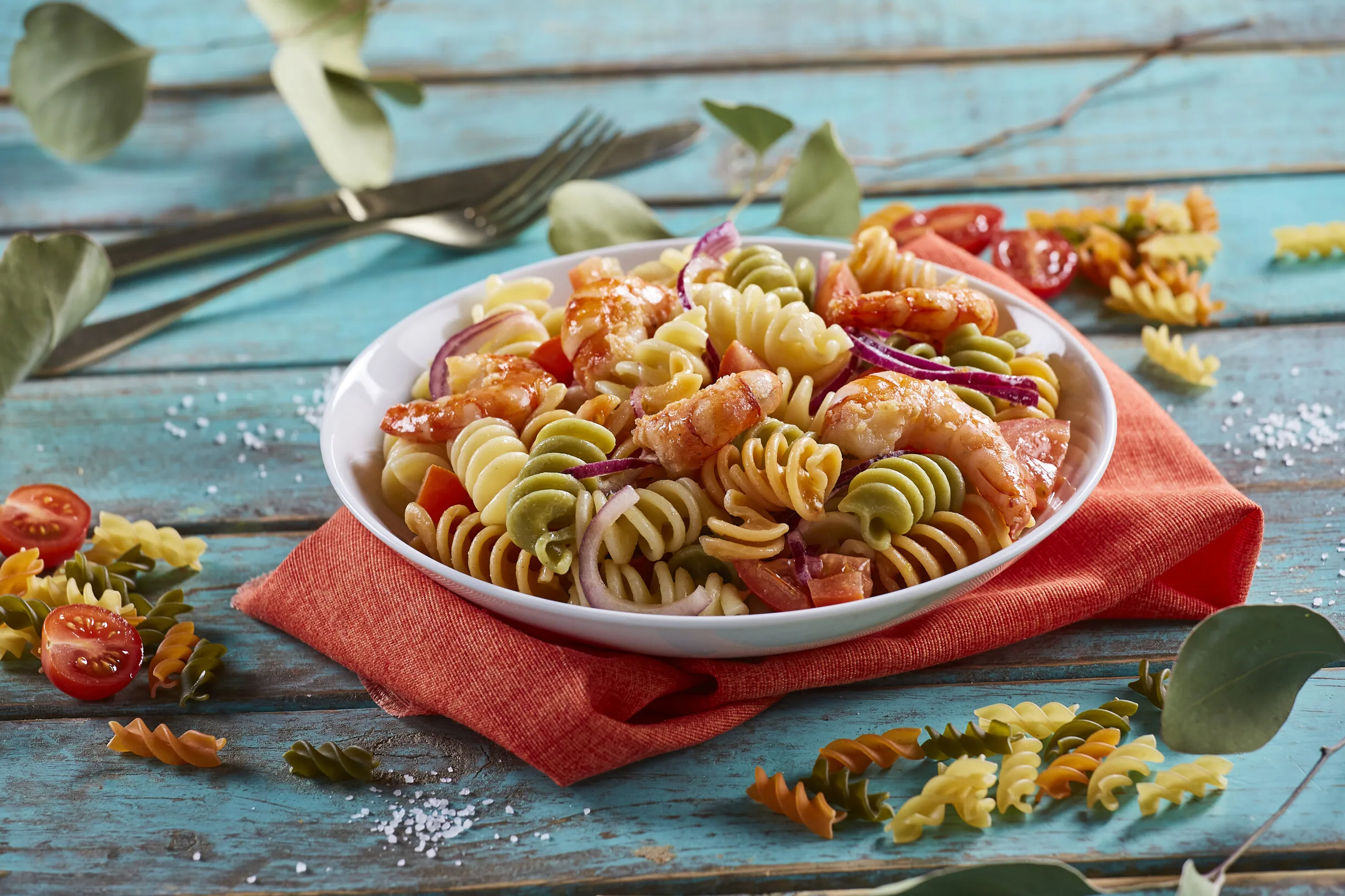 Salada de massa tricolor com camarão