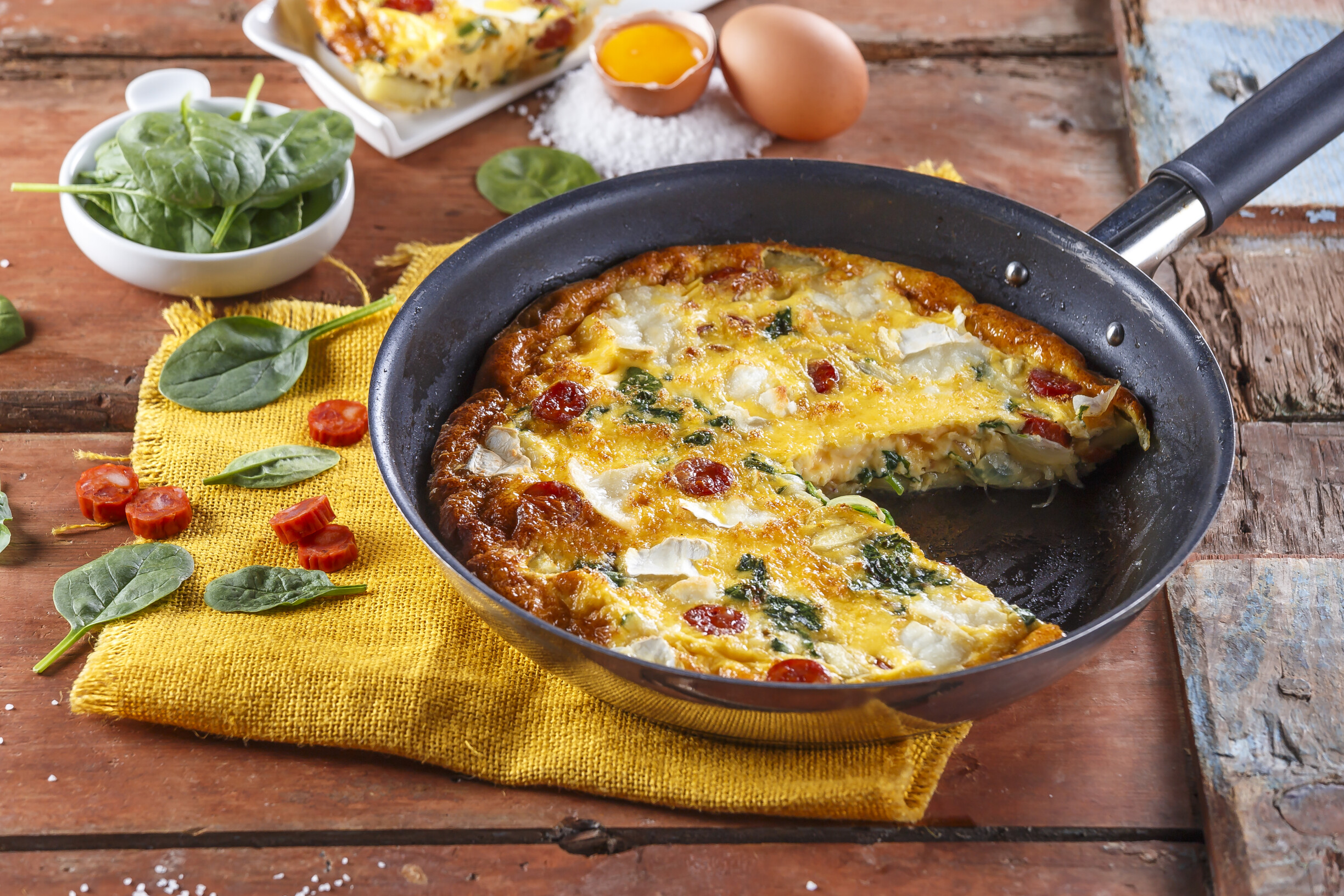 Frittata de linguiça, maçã e espinafres