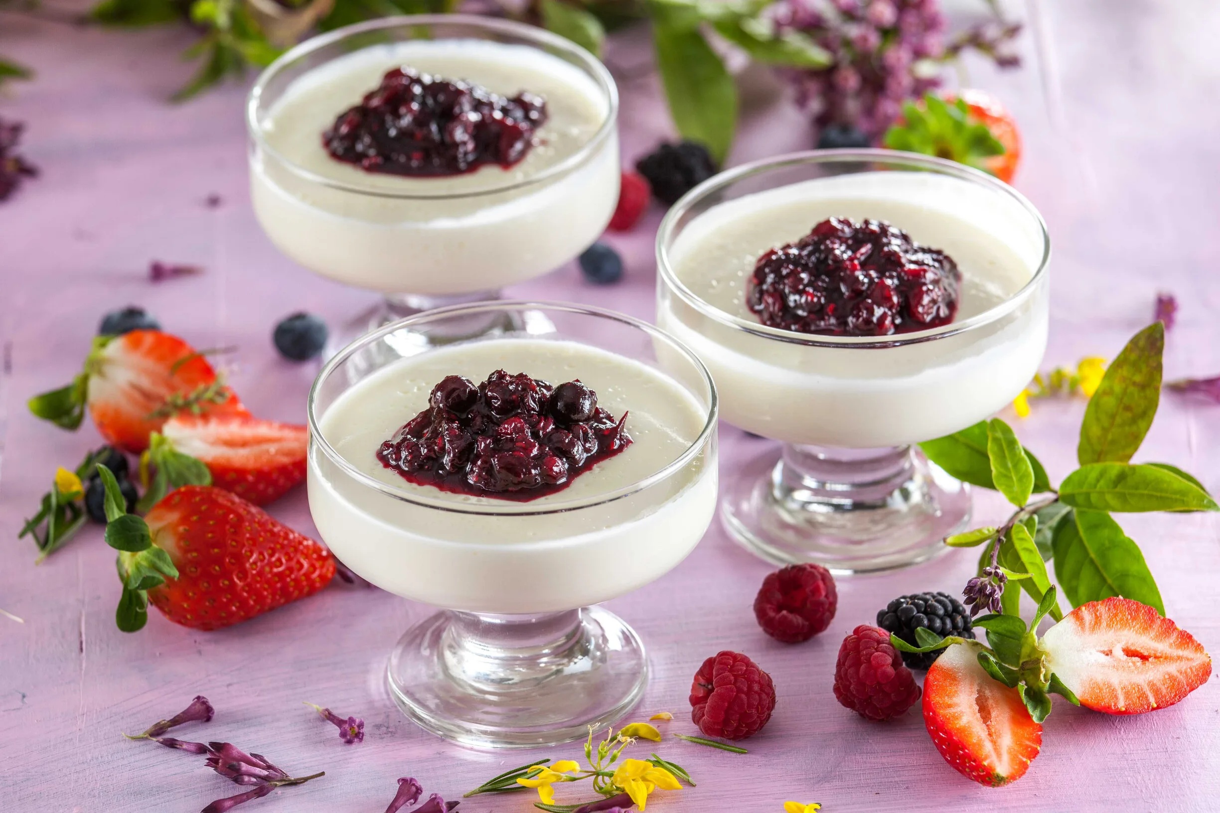 Panna cotta com frutos vermelhos