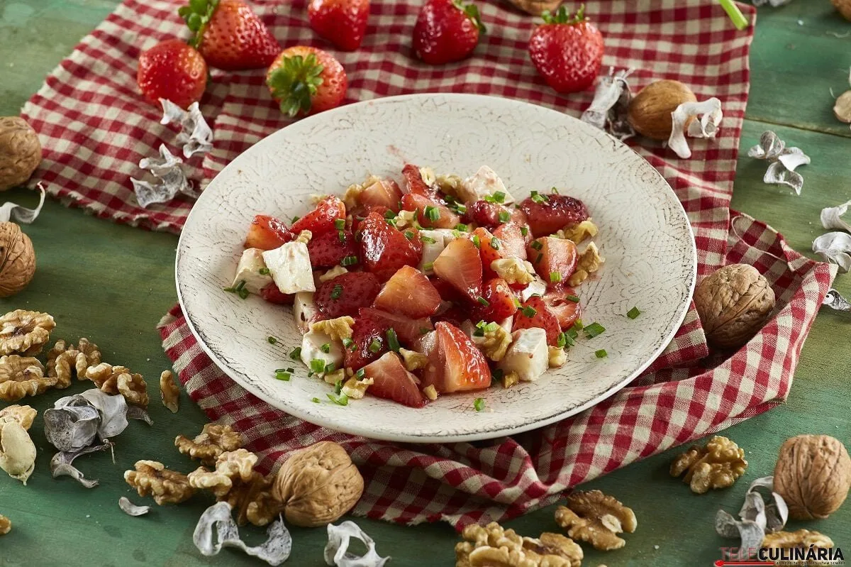 Morangos salteados com queijo de cabra e vinho do Porto