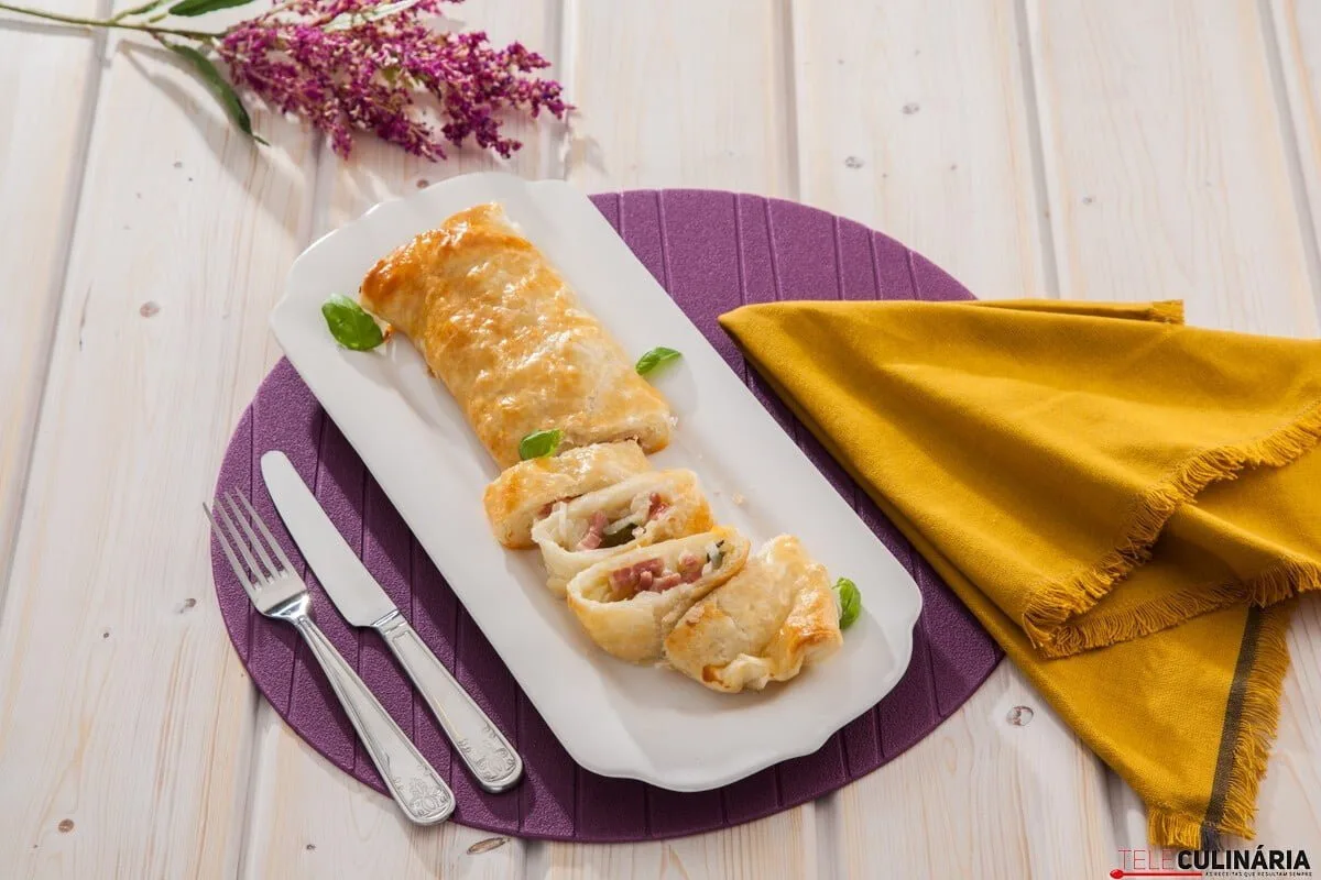 Rolo folhado de bacon e cebola