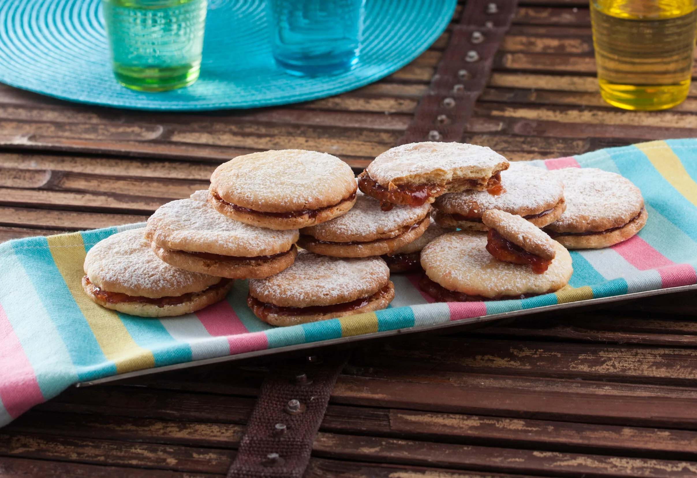 Bolachas recheadas com doce de morango