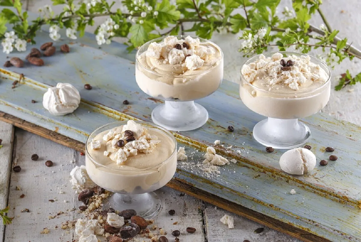 Taças geladas de caramelo salgado