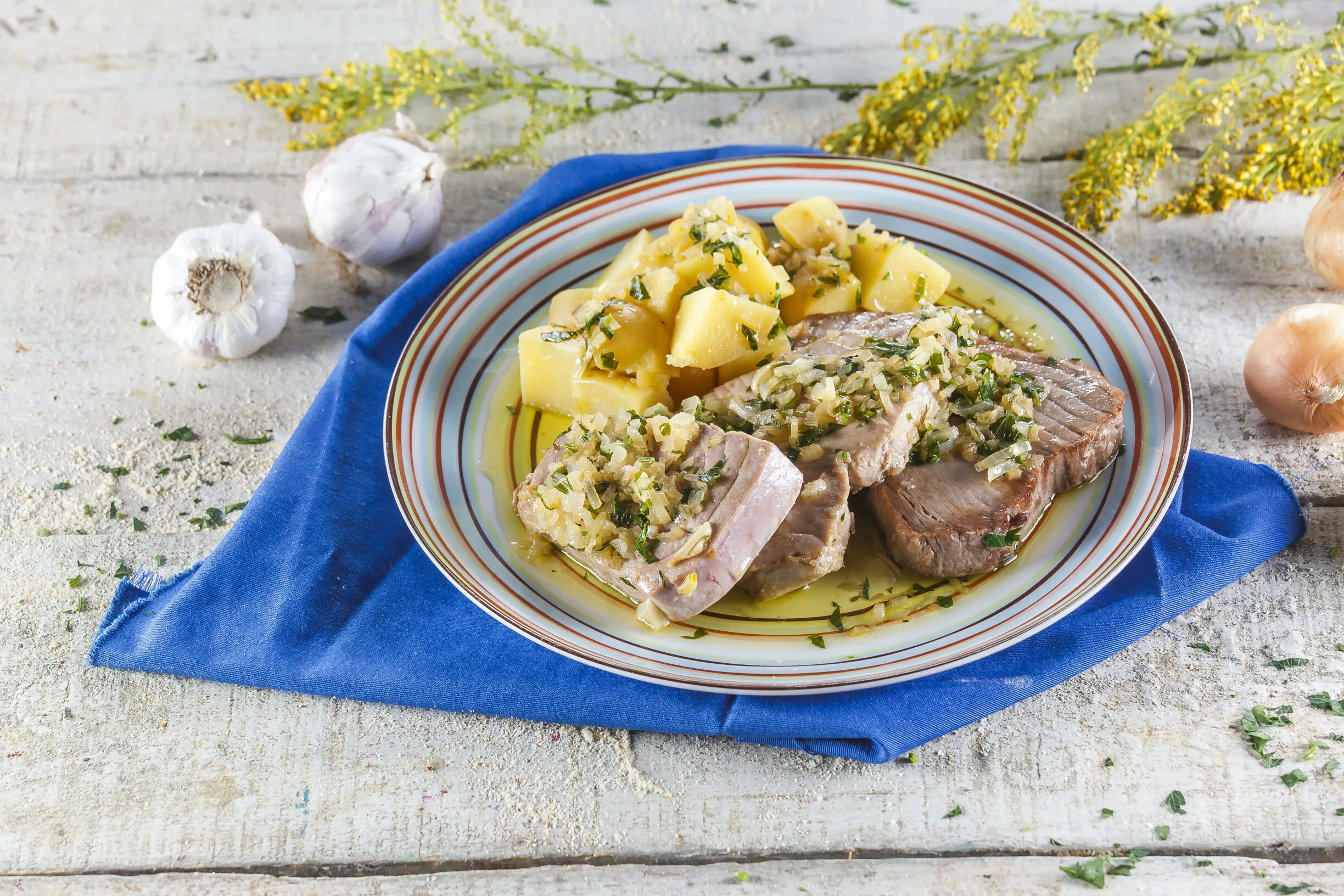 Atum fresco com molho vilão