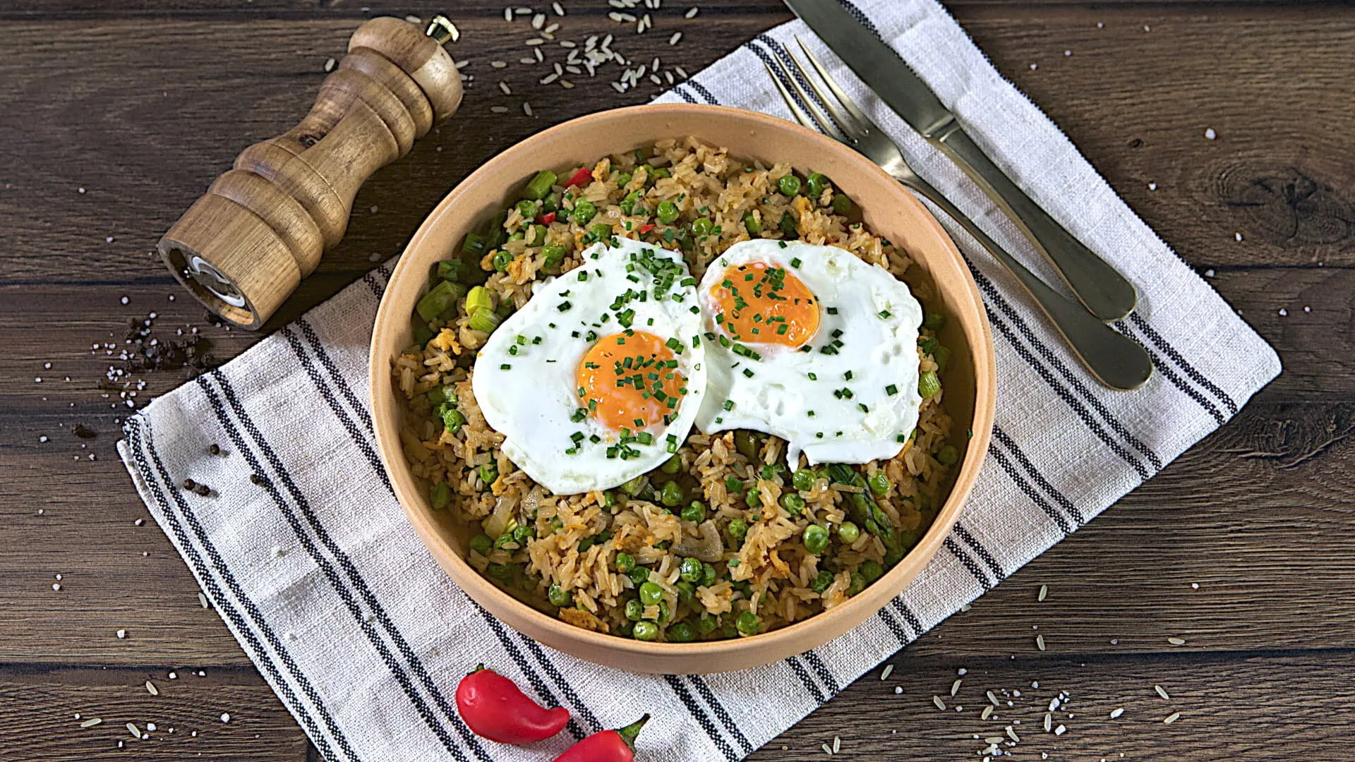 Arroz frito com vegetais e ovo