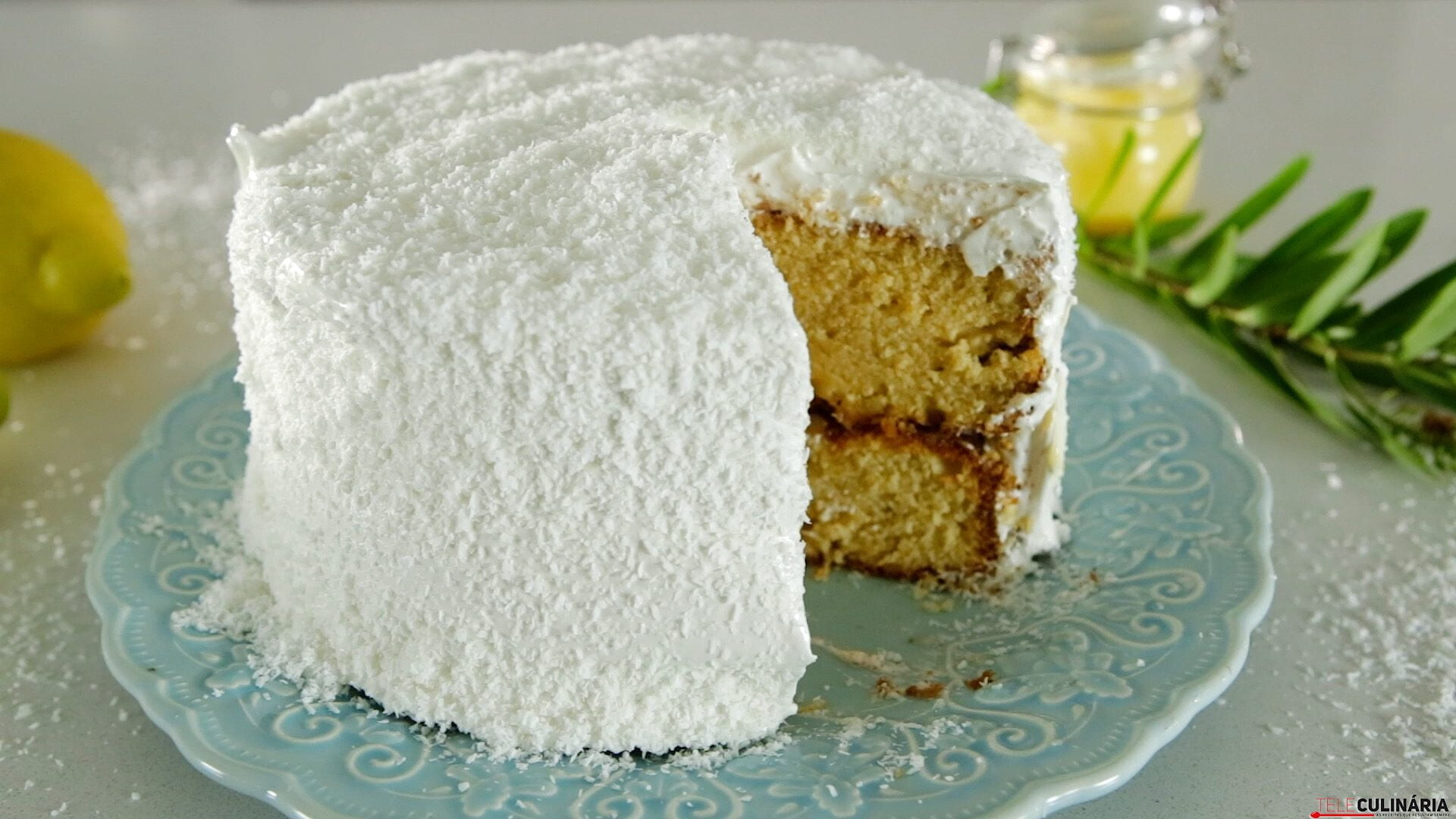 Bolo de limão com cobertura de coco