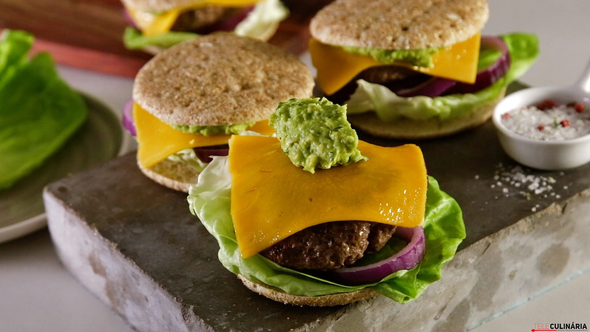 Hambúrguer com guacamole